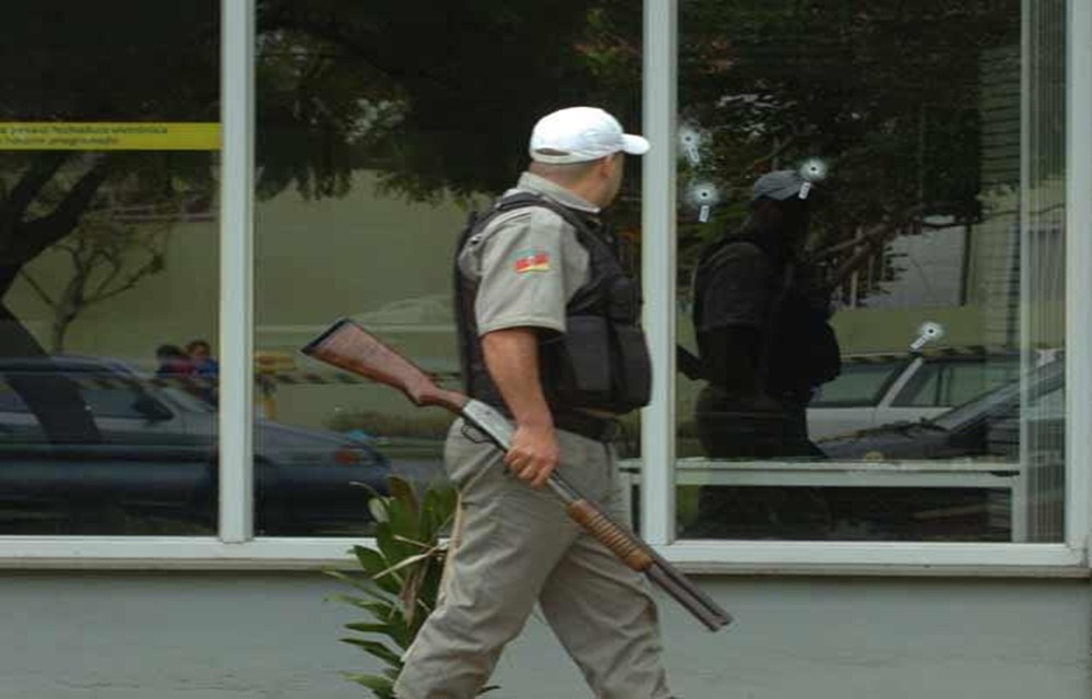 Ir para  <p>Tr&ecirc;s criminosos invadiram uma ag&ecirc;ncia do Banrisul na localidade de Ot&aacute;vio Rocha, no interior do munic&iacute;pio de Flores da Cunha, na Serra. A Brigada Militar foi mobilizada no final da madrugada...